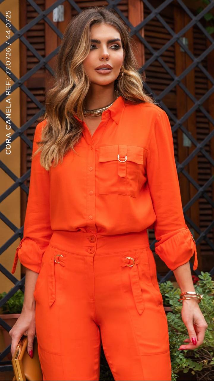 Camisa Martingale e Argolas Laranja Cora Canela