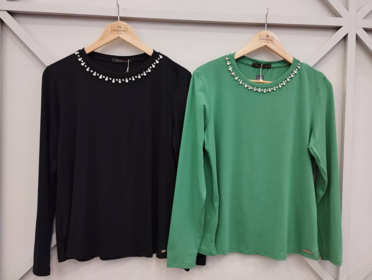 Blusa Plus Size com Pedraria Preta - Adaisa Savannah - Imagem 2