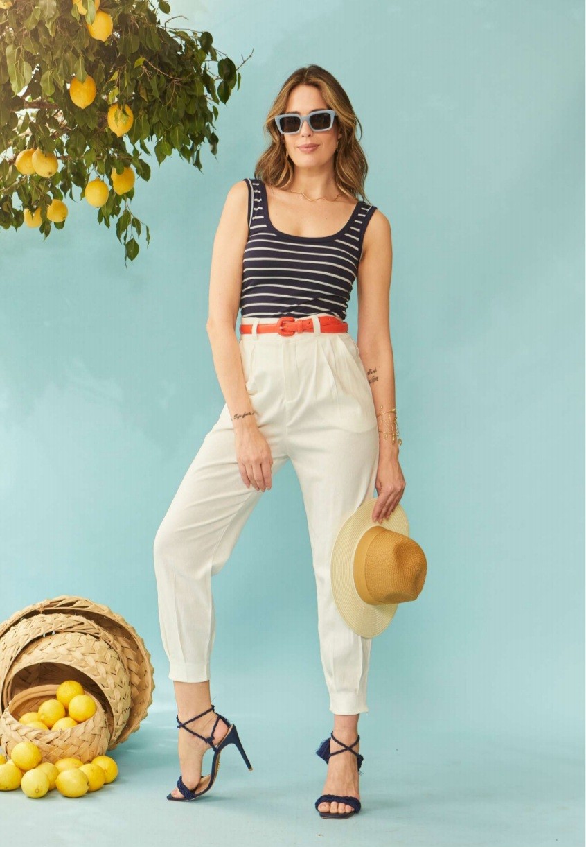 Calça Cenoura Helena Off White Santa e Dondoca