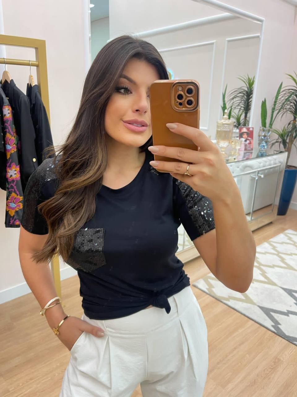 T-Shirt Detalhes Paetês Preta Cora Canela - Imagem 2